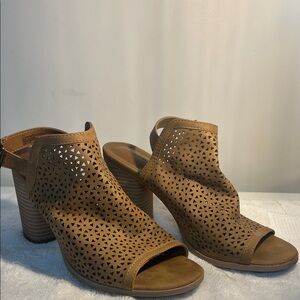 Universal Thread Tan Perforated Heeled Sandals Size 11
